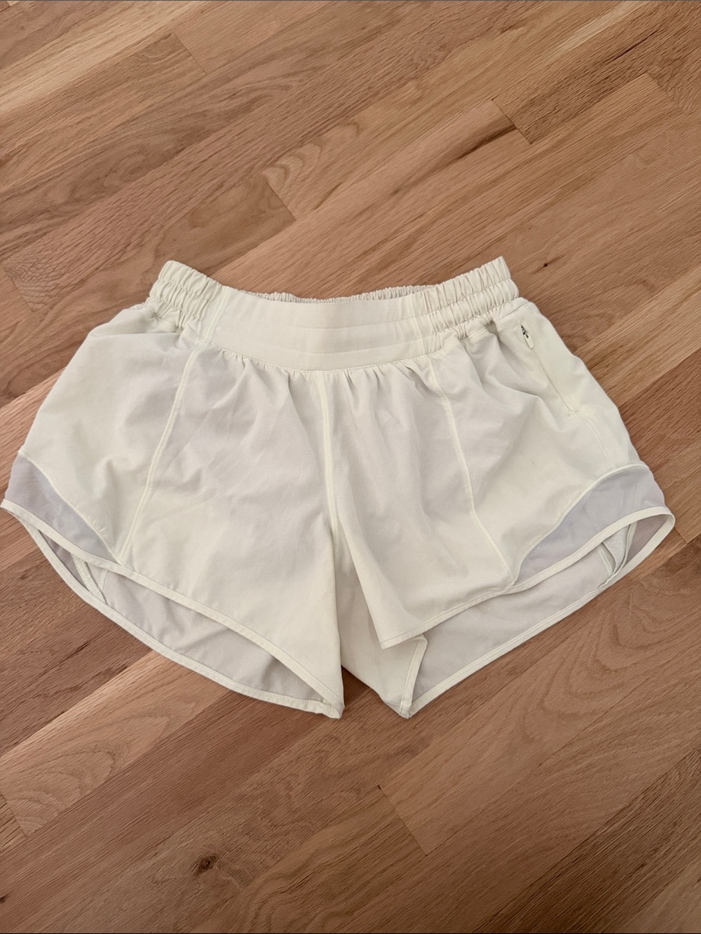 lululemon athletica Cream/ pale yellow Hotty Hot- low rise- 2.5”